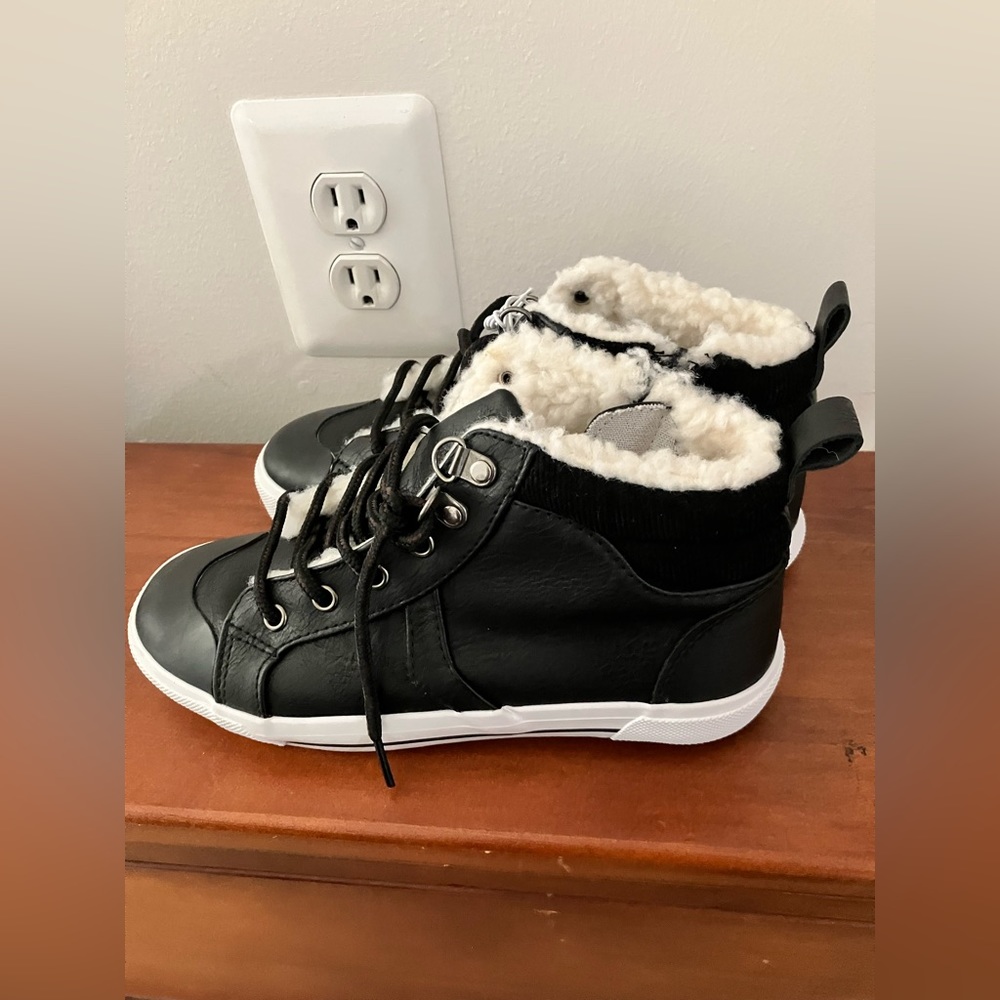Kids shoe, new, size 3 (boys)